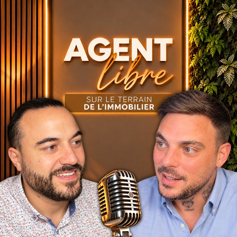 Pochette du podcast immobilier Agent Libre : Romain Meunier et Tristan Nousse de part et d'autre d'un micro de studio, sous l'enseigne lumineuse « Agent Libre, sur le terrain de l'immobilier ».