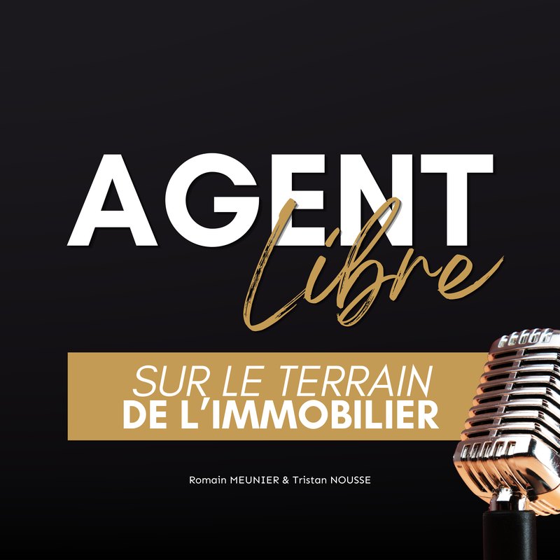 Pochette du podcast Agent Libre : titre en lettres capitales blanches et dorées sur fond noir, avec un micro de studio.