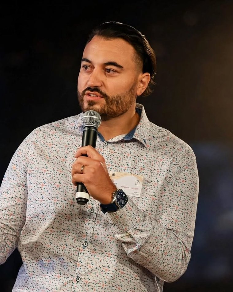 Romain Meunier, conseiller immobilier à Mulhouse et co-animateur du podcast immobilier Agent Libre, au micro sur scène.